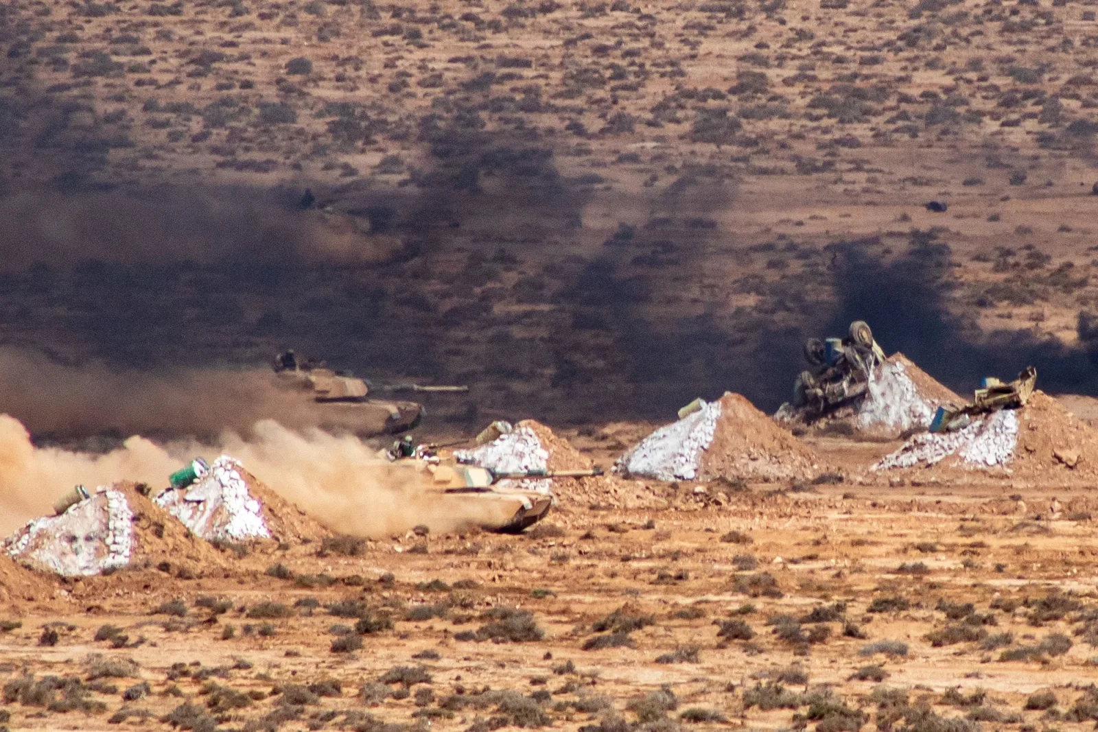 دبابات أبرامز M1A1 تابعة للقوات المسلحة الملكية المغربية خلال تمرين رمي حي في مناورة الأسد الأفريقي 2021 بمنطقة طانطان