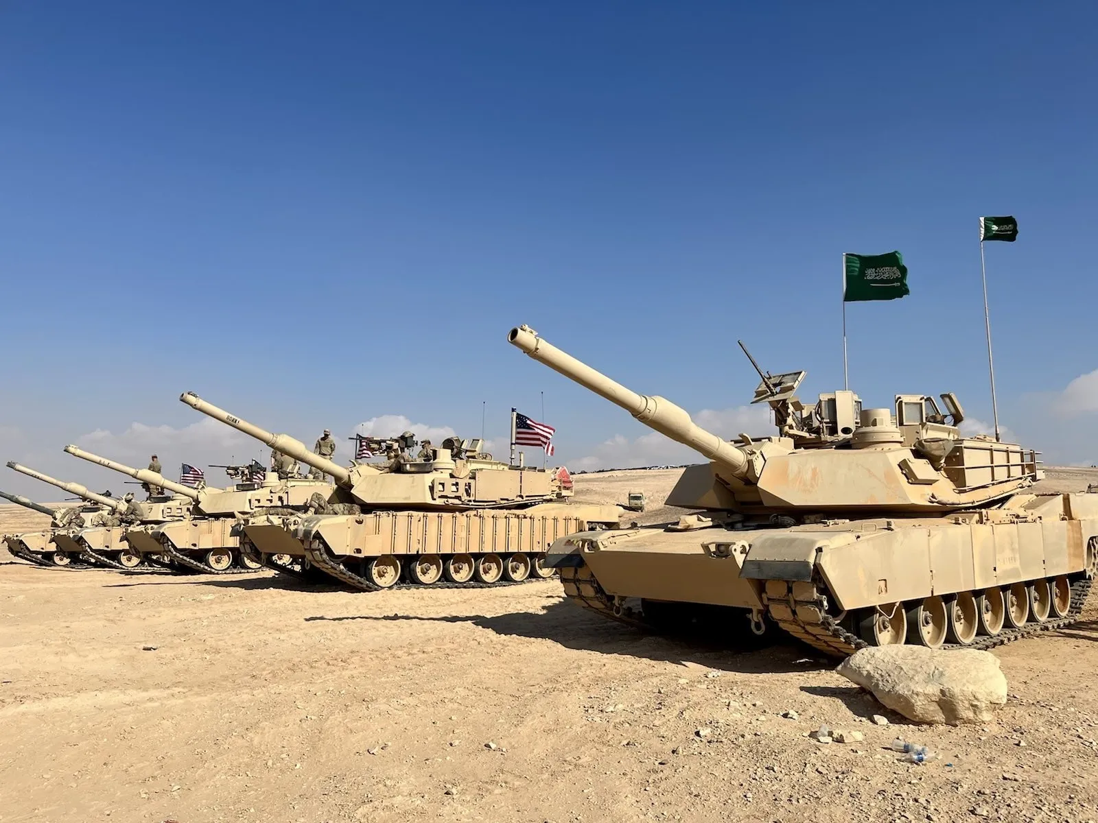 دبابات M1 Abrams تابعة للقوات البرية الملكية السعودية خلال تدريب مشترك مع الجيش الأمريكي