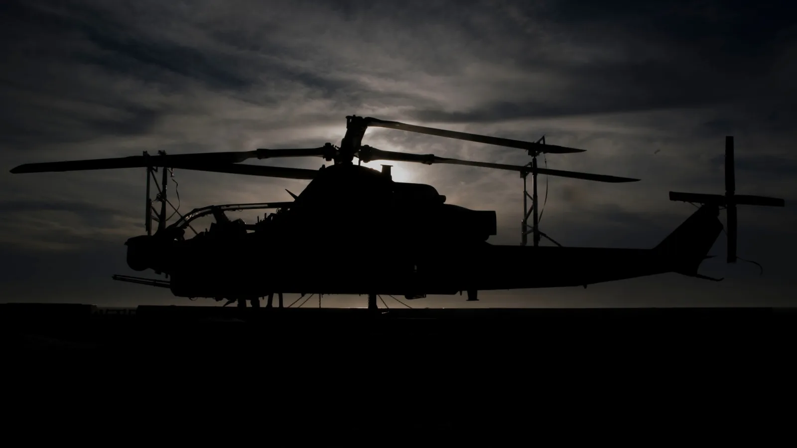 مروحية هجومية Bell AH-1Z Viper تابعة لمشاة البحرية الأمريكية تقلع من على سطح سفينة الإنزال USS Anchorage