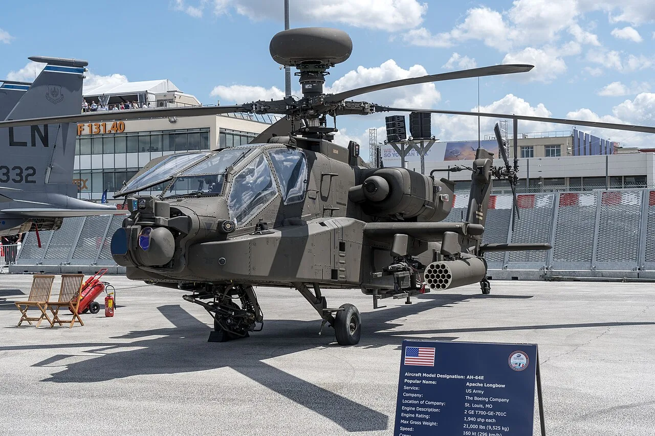 مروحية هجومية من طراز AH-64E Apache Longbow في عرض أرضي ثابت تظهر فيه رادار Longbow فوق الدوار الرئيسي