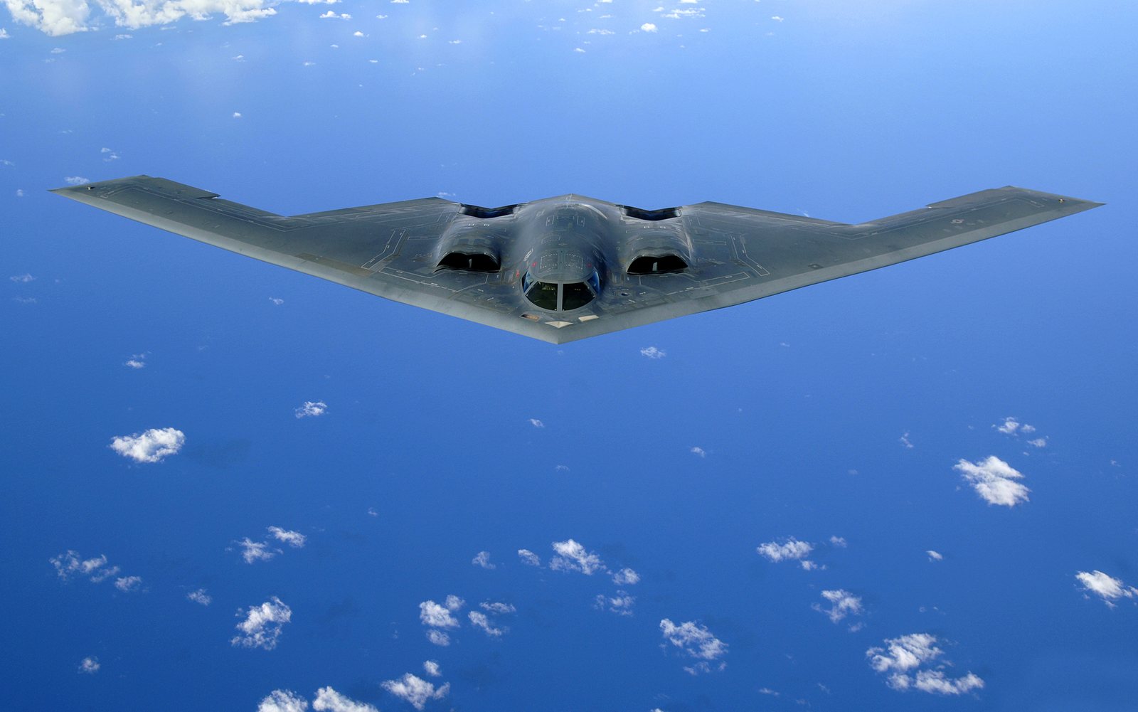 قاذفة الشبح B-2 Spirit بتصميم الجناح الطائر