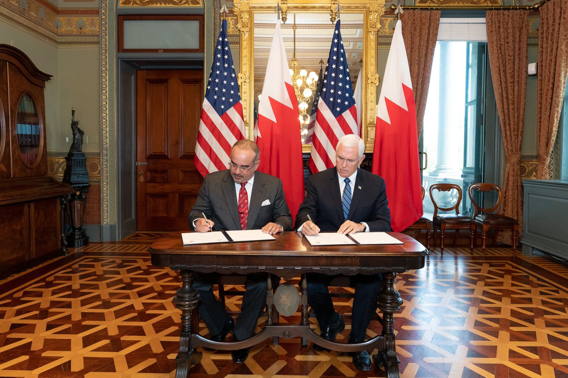 ما هي صفقة FMS؟ وكيف تعمل آلية البيع العسكري الأجنبي الأمريكية؟