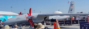 روكتسان تختبر صاروخها الفرط صوتي İHA-122 من منصة Bayraktar AKINCI بإصابة مباشرة لهدف بحري