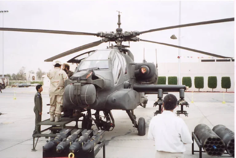 كم عدد مروحيات الأباتشي AH-64 في السعودية؟ الأنواع والأعداد وأحدث التحديثات