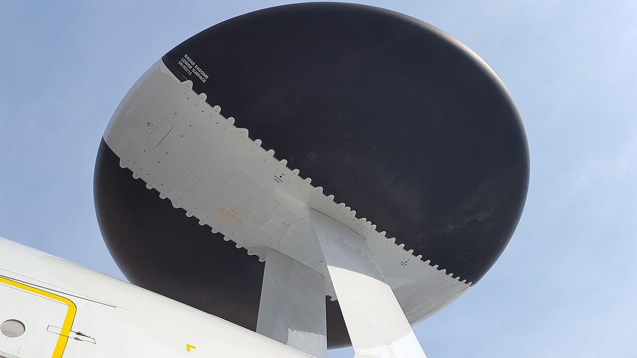 القبة الرادارية الدوارة (rotodome) لطائرة الإنذار المبكر Boeing E-3 Sentry AWACS من الأسفل