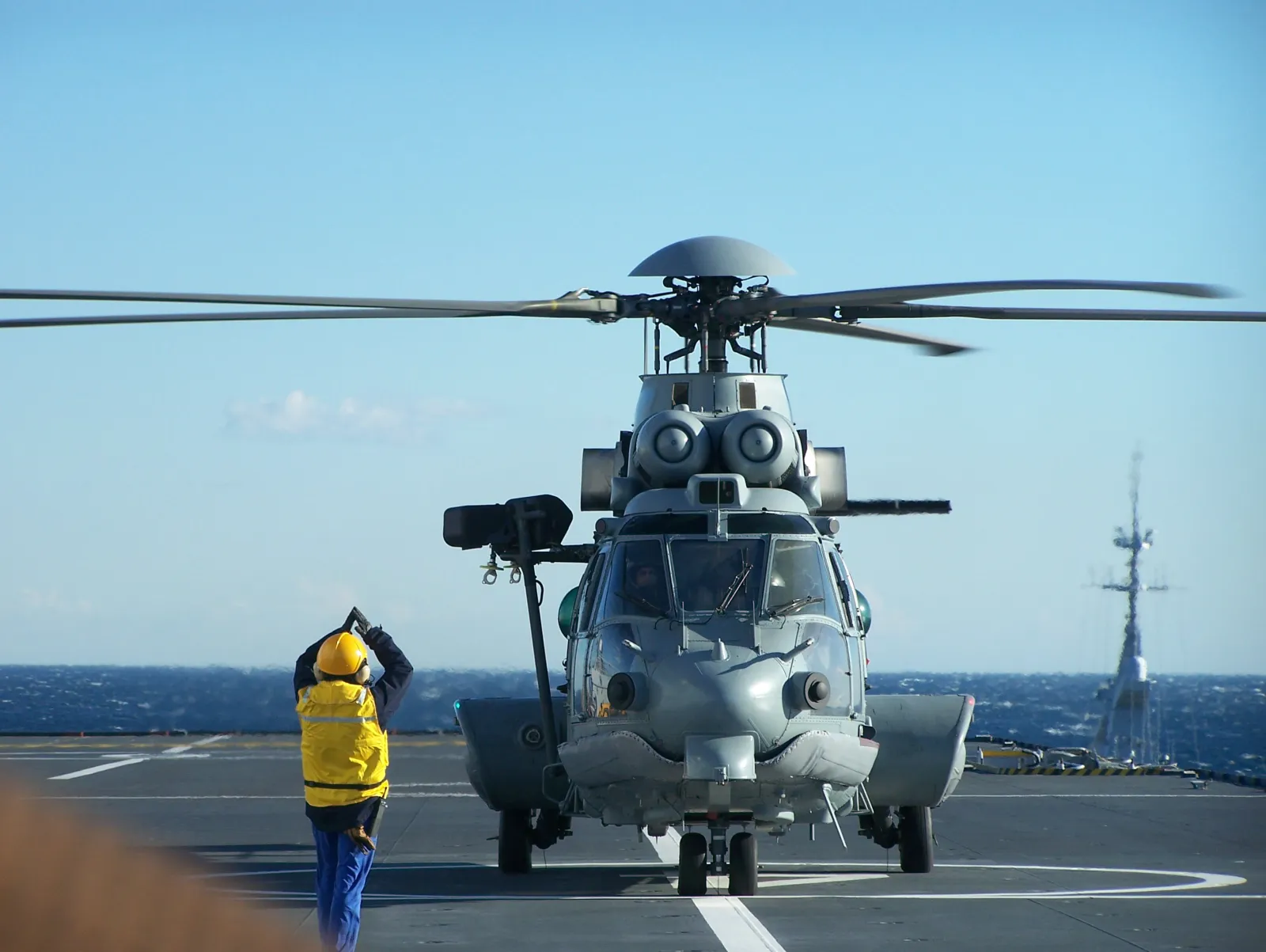 مروحية من طراز EC725 Caracal، الجيل السابق لـH225M، أثناء الإقلاع من سطح سفينة برمائية فرنسية