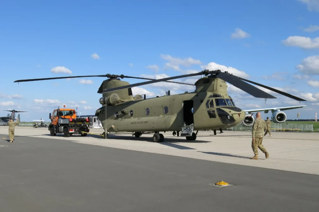 مصر تتسلم أول مروحيات CH-47F شينوك الجديدة في معرض العلمين الجوي