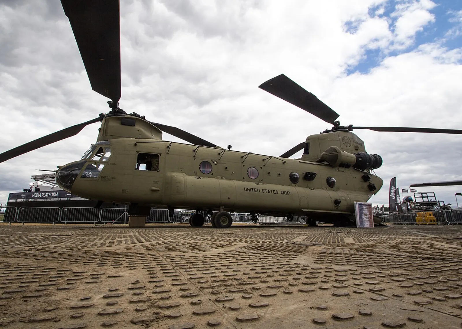 مروحية بوينغ CH-47F شينوك للجيش الأمريكي في معرض فارنبورو الجوي