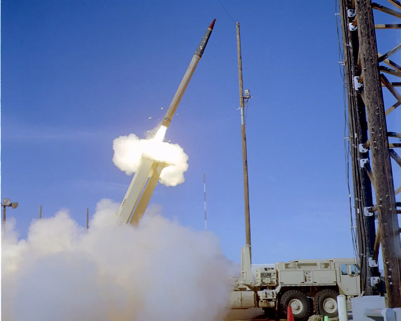 إطلاق صاروخ THAAD الاعتراضي