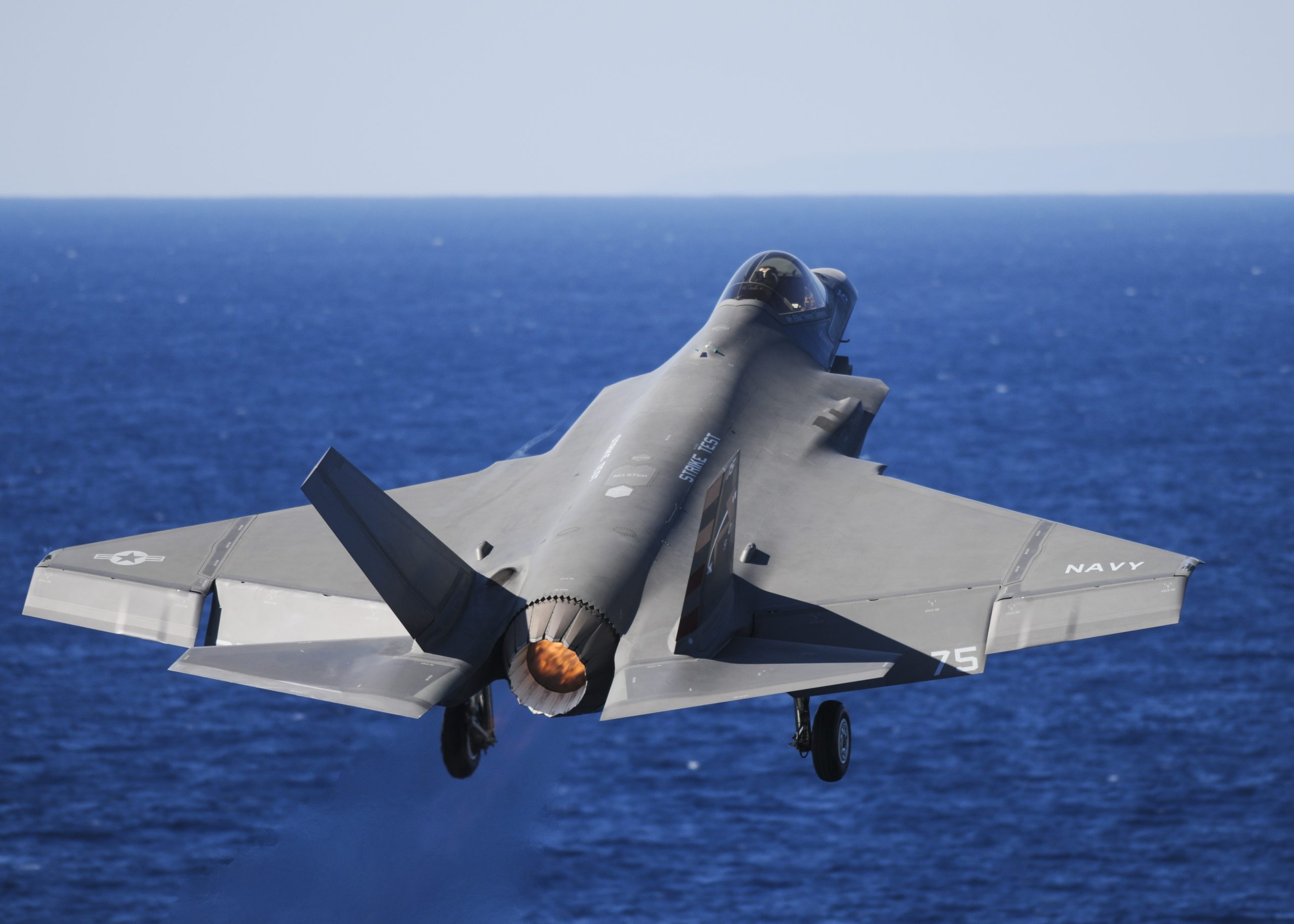 مقاتلة F-35C لايتننغ II أثناء التحليق