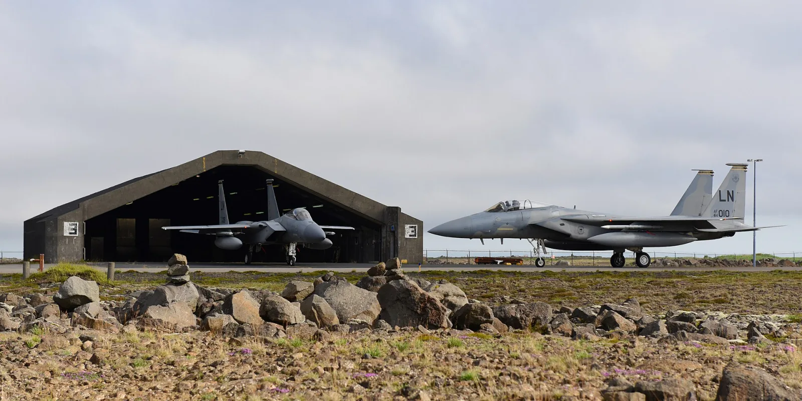 مقاتلتا F-15C إيغل تابعتان لسلاح الجو الأمريكي، مثال على الجيل الرابع التقليدي غير المصمم للتخفي