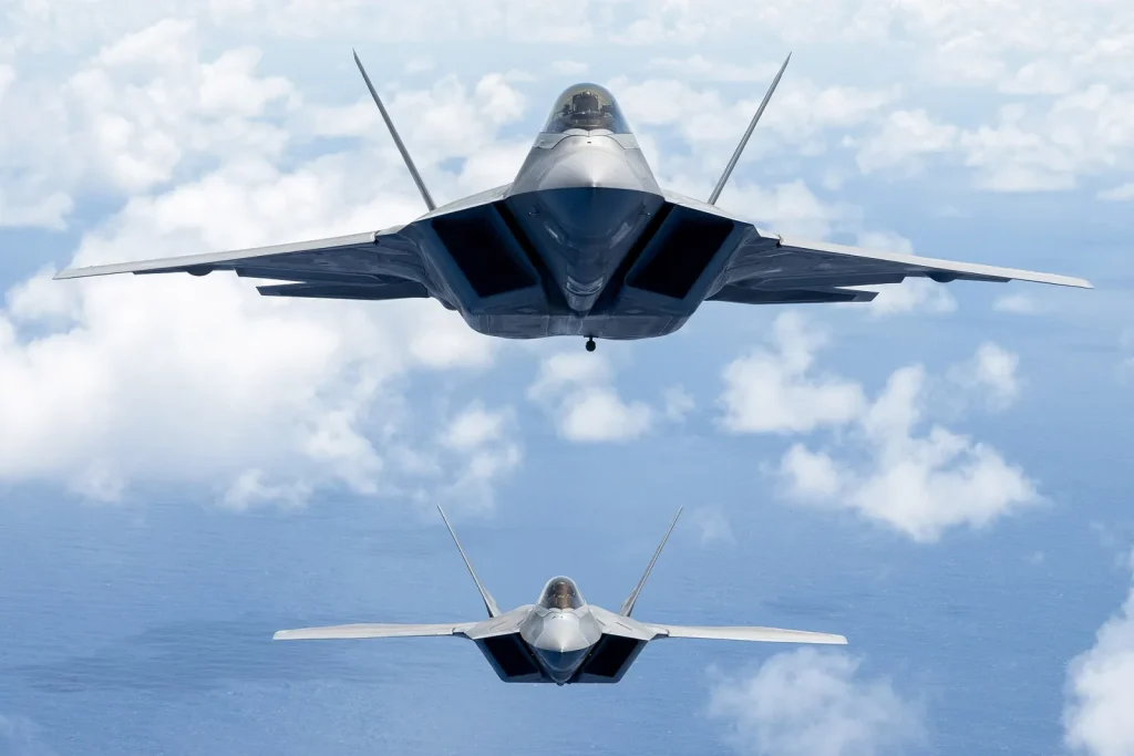 مقاتلة F-22 رابتور أمريكية من الجيل الخامس تحلّق قبالة سواحل هاواي