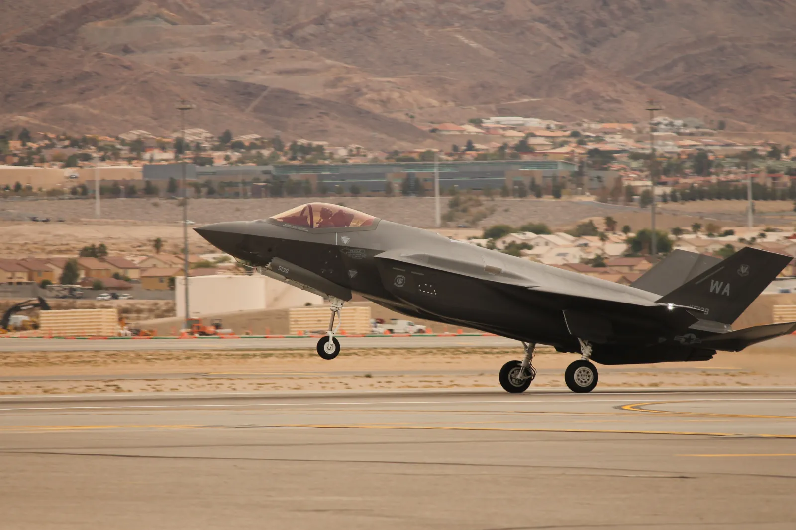 مقاتلة شبحية أمريكية من طراز F-35A أثناء الهبوط