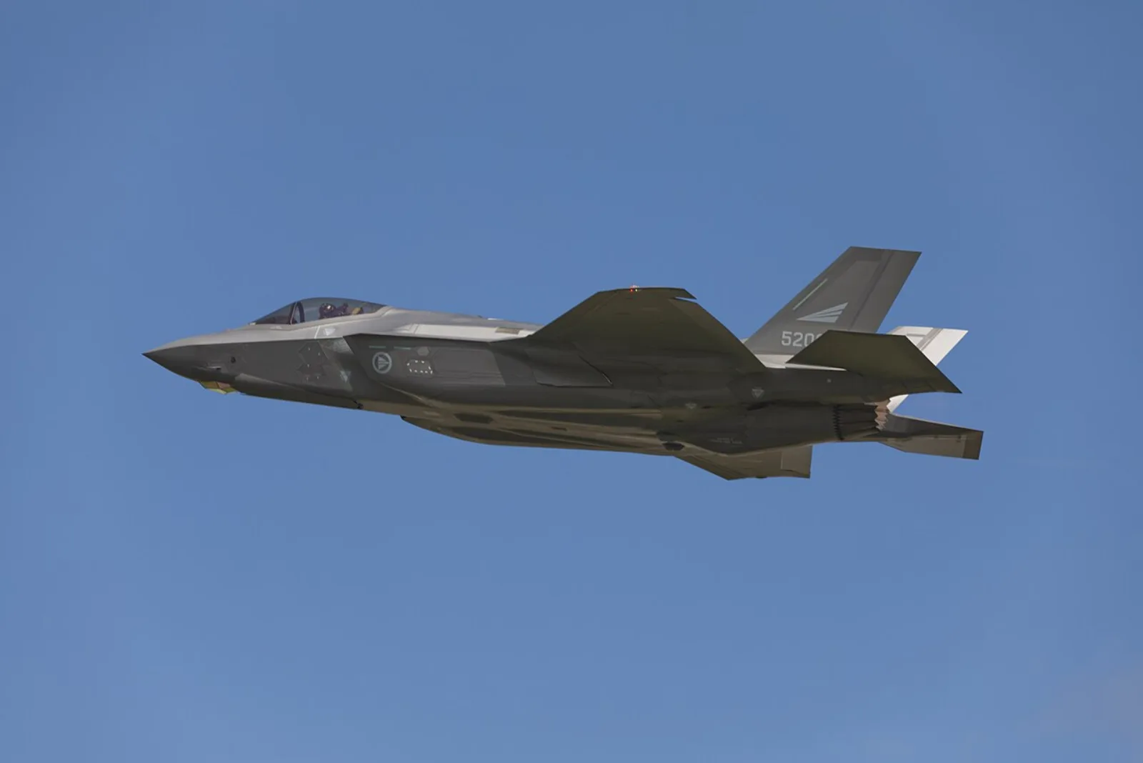 مقاتلة أمريكية الصنع من طراز F-35A Lightning II تابعة لسلاح الجو الملكي النرويجي في عرض جوي