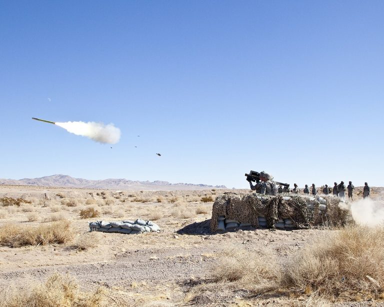 ما هو MANPADS؟ وكيف تعمل منظومات الدفاع الجوي المحمولة على الكتف؟