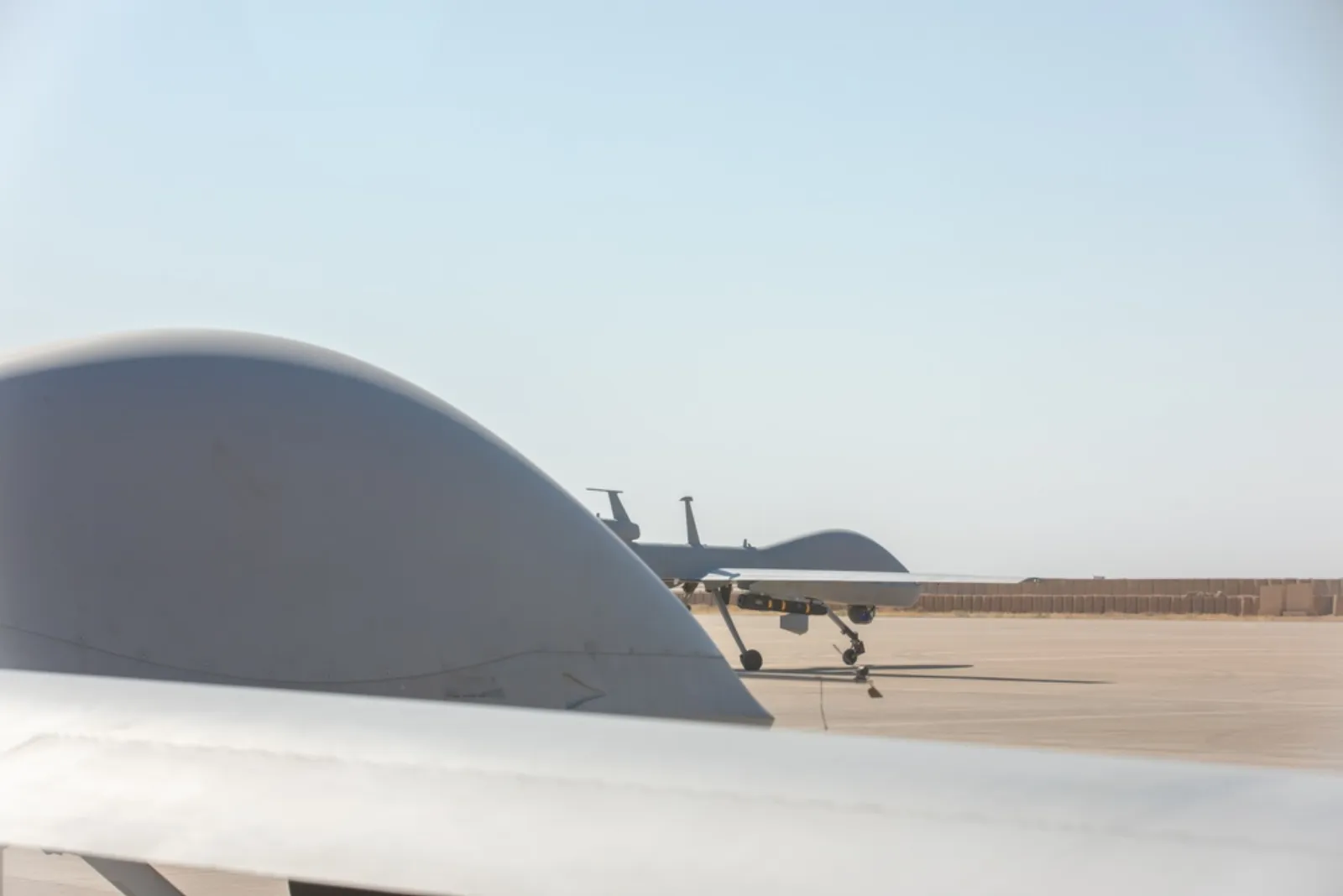 طائرة مسيّرة أمريكية من طراز MQ-1C غراي إيغل تستعد للإقلاع في منطقة مسؤولية القيادة المركزية الأمريكية