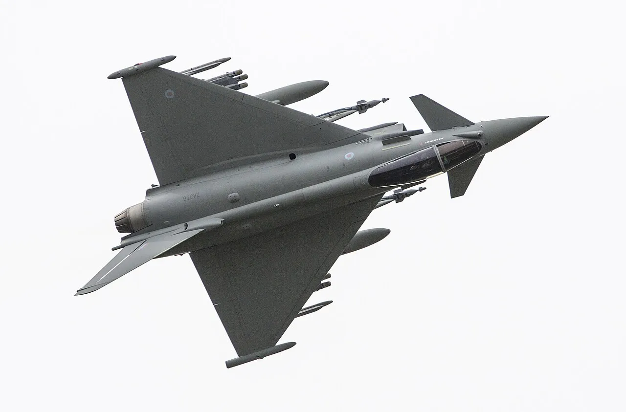 مقاتلة Eurofighter Typhoon FGR4 تابعة لسلاح الجو الملكي البريطاني خلال عرض جوي