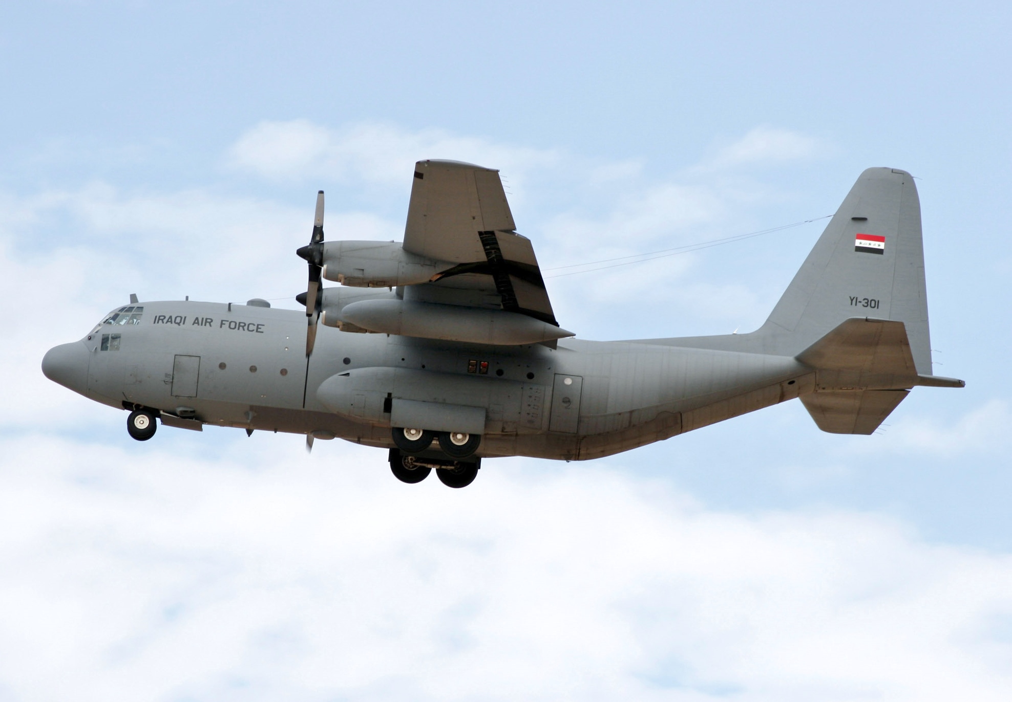 طائرة نقل C-130 تابعة لسلاح الجو العراقي في الأجواء العراقية