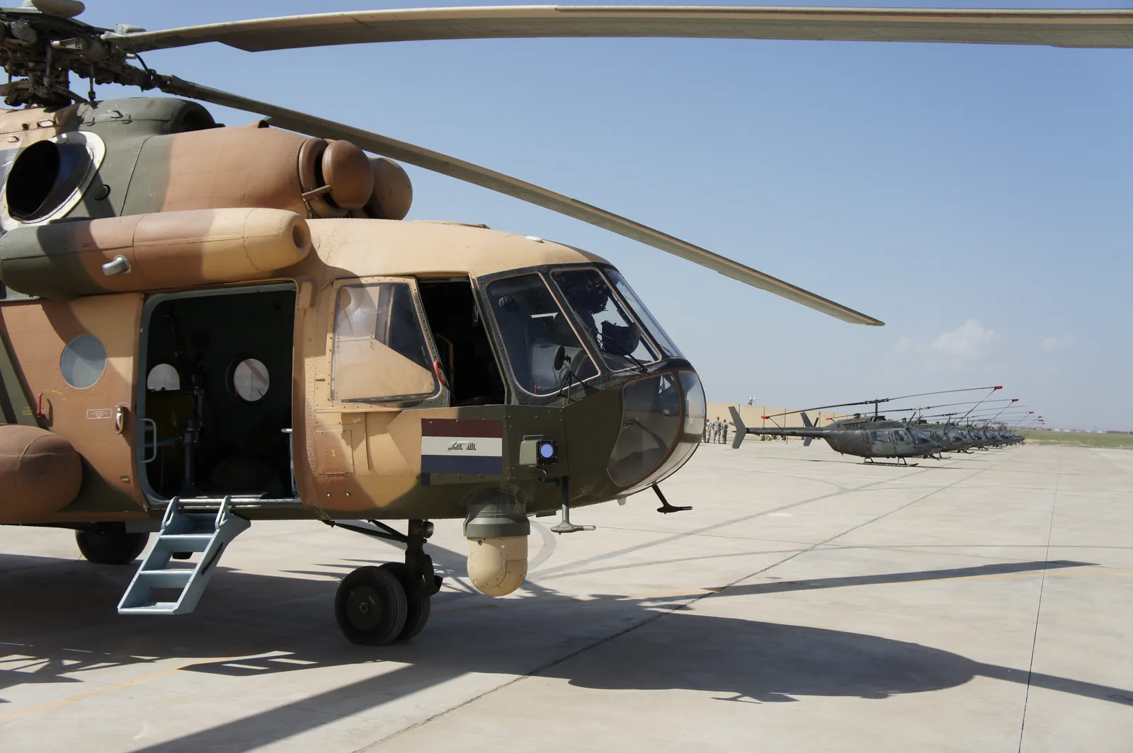مروحيات Mi-171E عراقية على مدرج قاعدة كركوك قبل نقلها إلى الحبانية