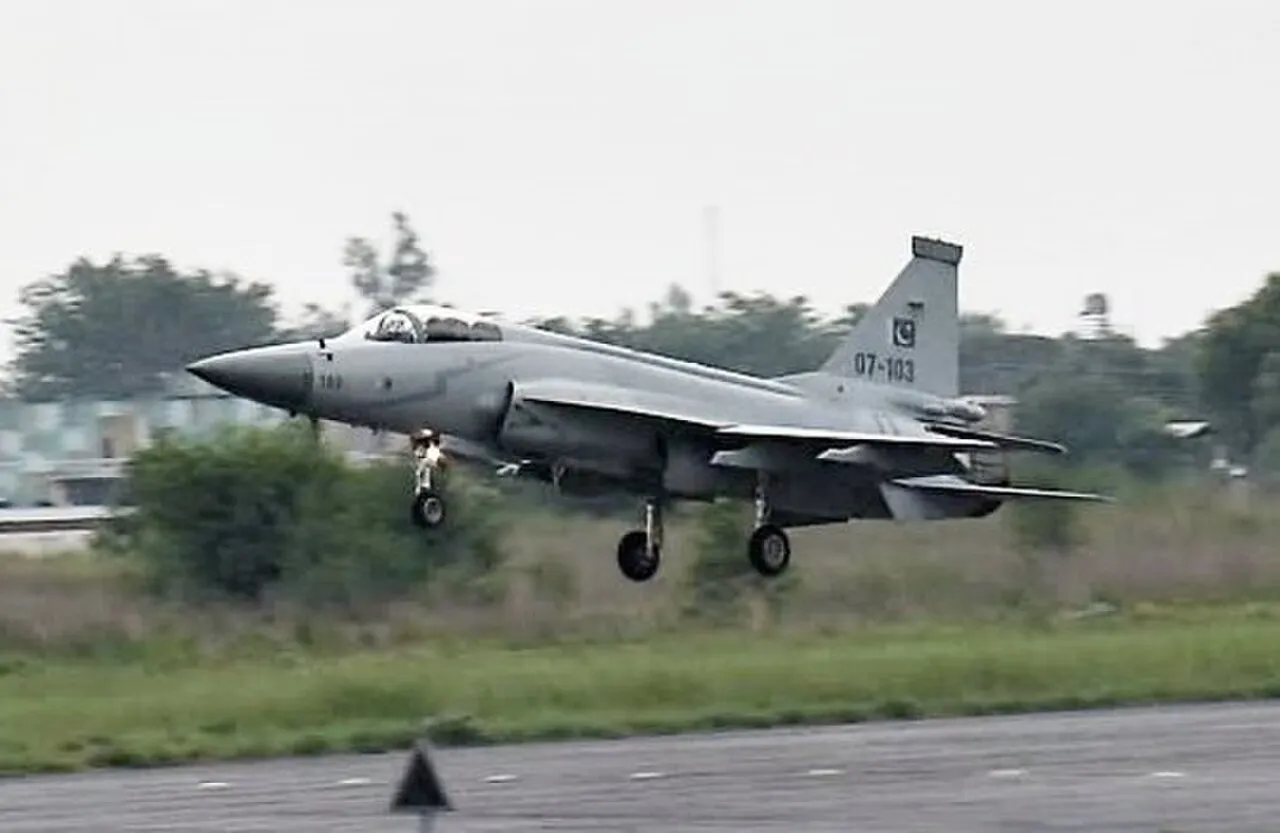 مقاتلة JF-17 Thunder أثناء الهبوط