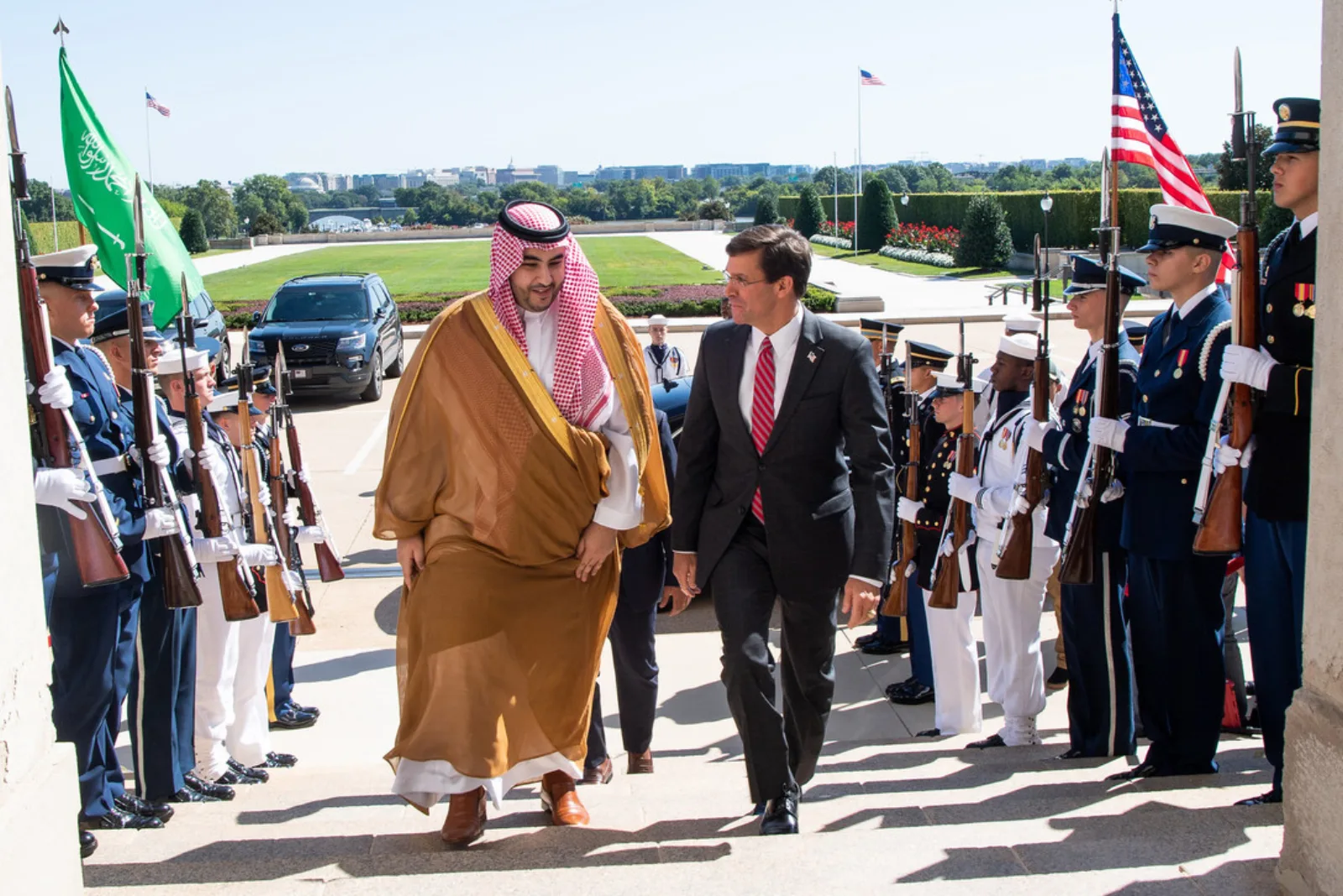 الأمير خالد بن سلمان نائباً لوزير الدفاع يصل إلى البنتاغون برفقة وزير الدفاع الأمريكي الأسبق مارك إسبر عام 2019