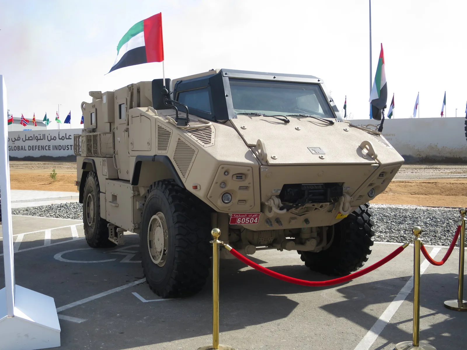 مركبة نمر جيس 4×4 المدرعة التابعة للقوات المسلحة الإماراتية معروضة في معرض آيدكس