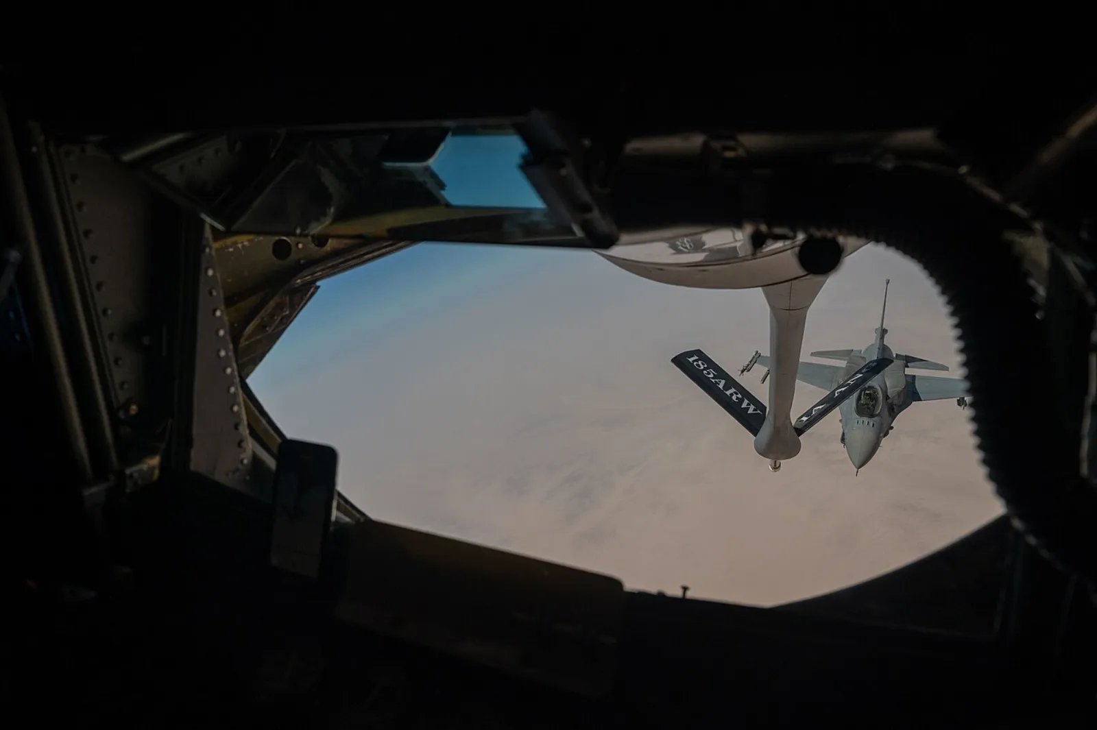 مقاتلة F-16 عُمانية أخرى أثناء عملية تزود بالوقود جوًا مع ناقلة أمريكية