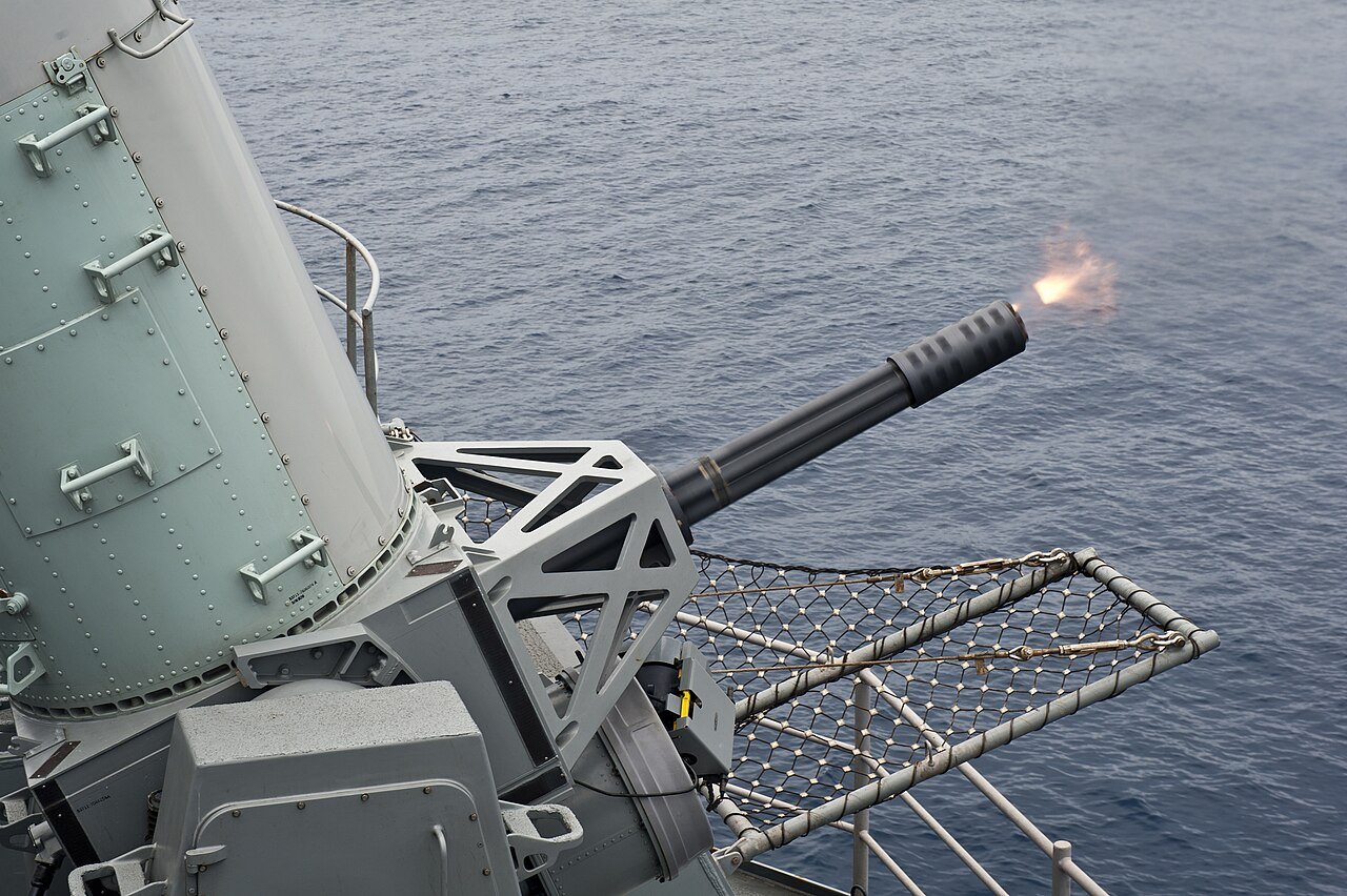 منظومة فالانكس (Phalanx CIWS) الأمريكية تطلق نيرانها من على متن حاملة الطائرات يو إس إس نيميتز