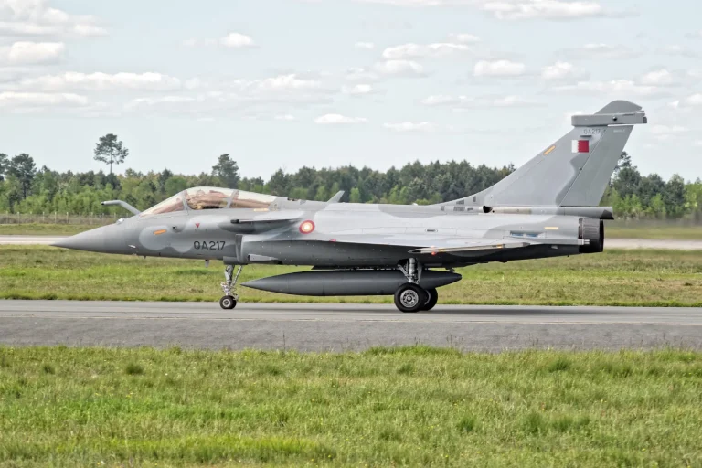 لماذا تشغّل قطر ثلاث مقاتلات مختلفة معاً؟ F-15QA وRafale وEurofighter Typhoon