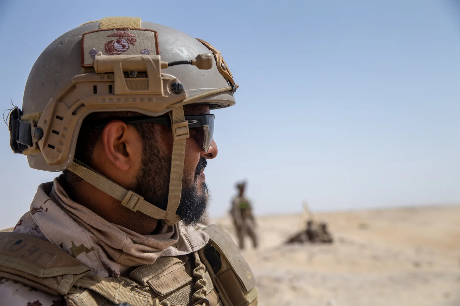 جندي من القوات المسلحة الإماراتية يشارك في ميدان رماية بالذخيرة الحية خلال تمرين Native Fury 20 مع مشاة البحرية الأمريكية