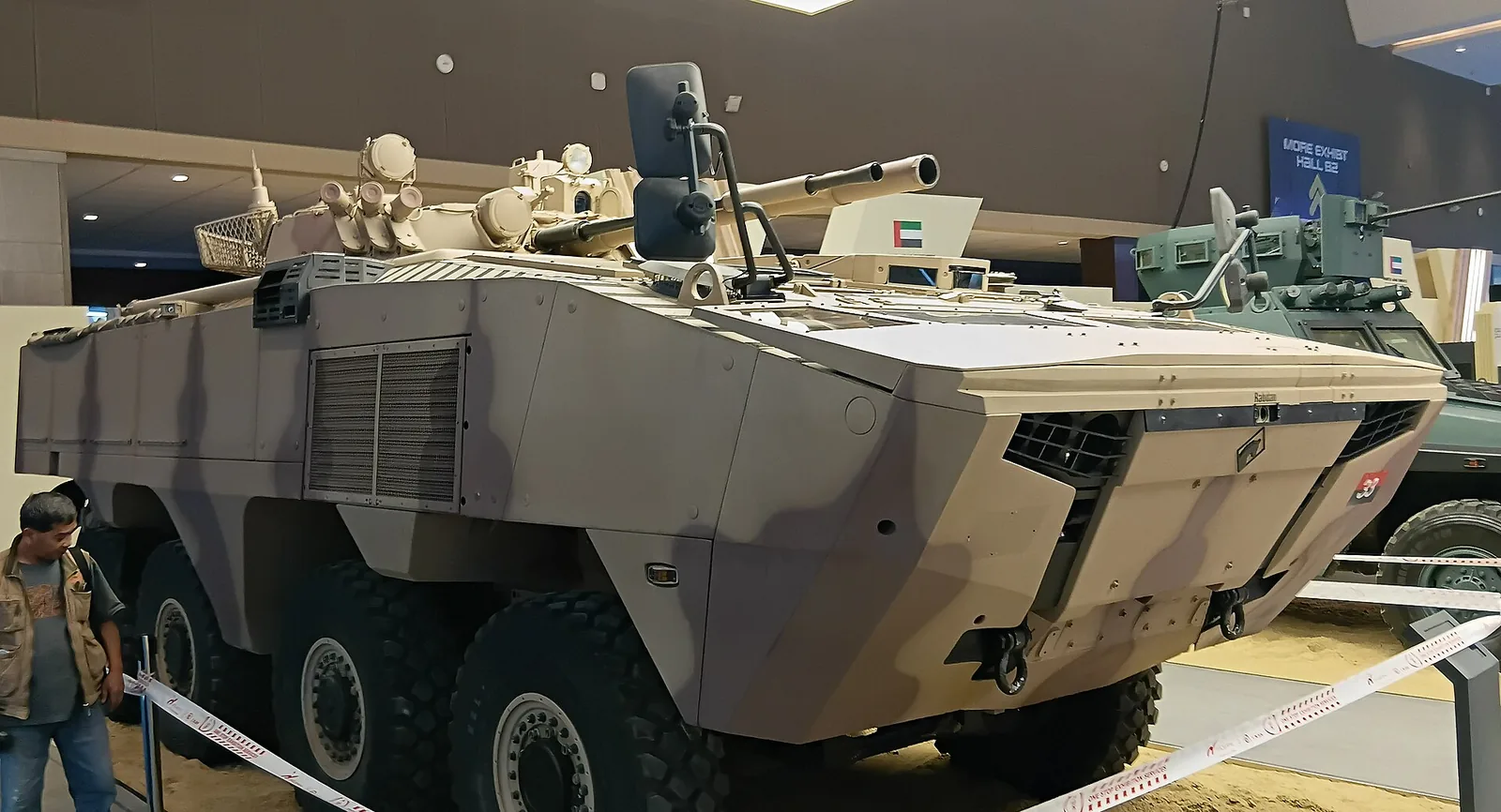 مركبة القتال المدرعة ربدان 8×8 التي تنتجها شركة الجسور التابعة لمجموعة إيدج معروضة في معرض دفاعي