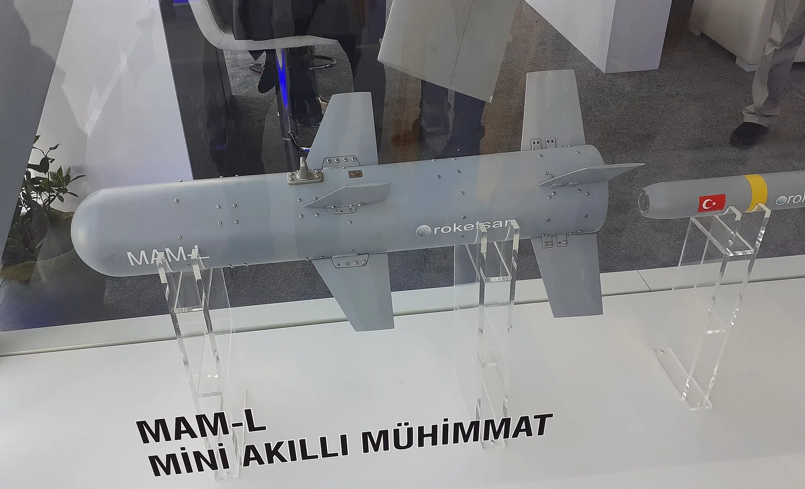 ذخيرة روكيتسان الذكية الصغيرة MAM-L معروضة في معرض، وهي الذخيرة الأساسية لمسيّرة بيرقدار TB2