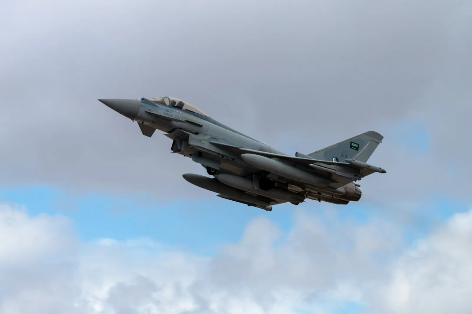 مقاتلة Eurofighter Typhoon تابعة لسلاح الجو الملكي السعودي أثناء الإقلاع