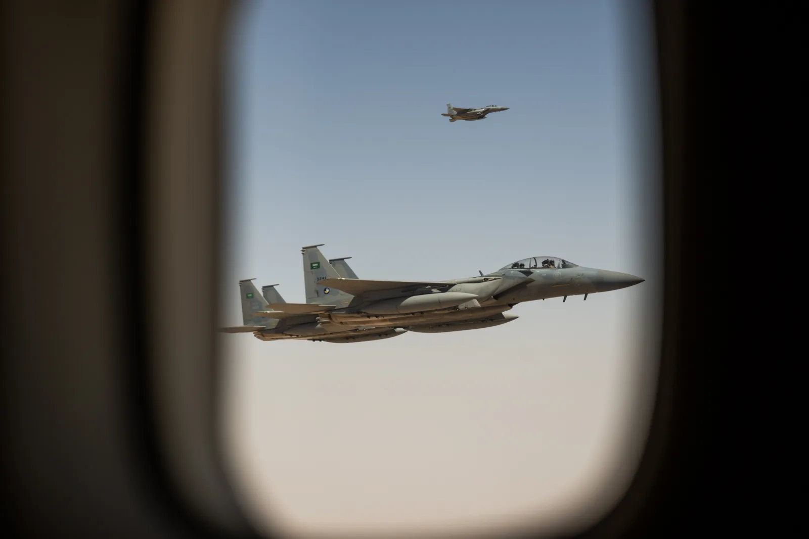 مقاتلتان من طراز F-15SA تابعتان لسلاح الجو الملكي السعودي ترافقان طائرة الرئاسة الأمريكية قبل الهبوط في مطار الملك خالد الدولي بالرياض