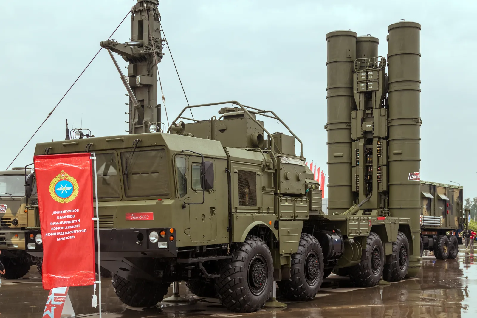 قاذفة صواريخ منظومة S-400 تريومف الروسية معروضة خلال منتدى Army-2022 العسكري