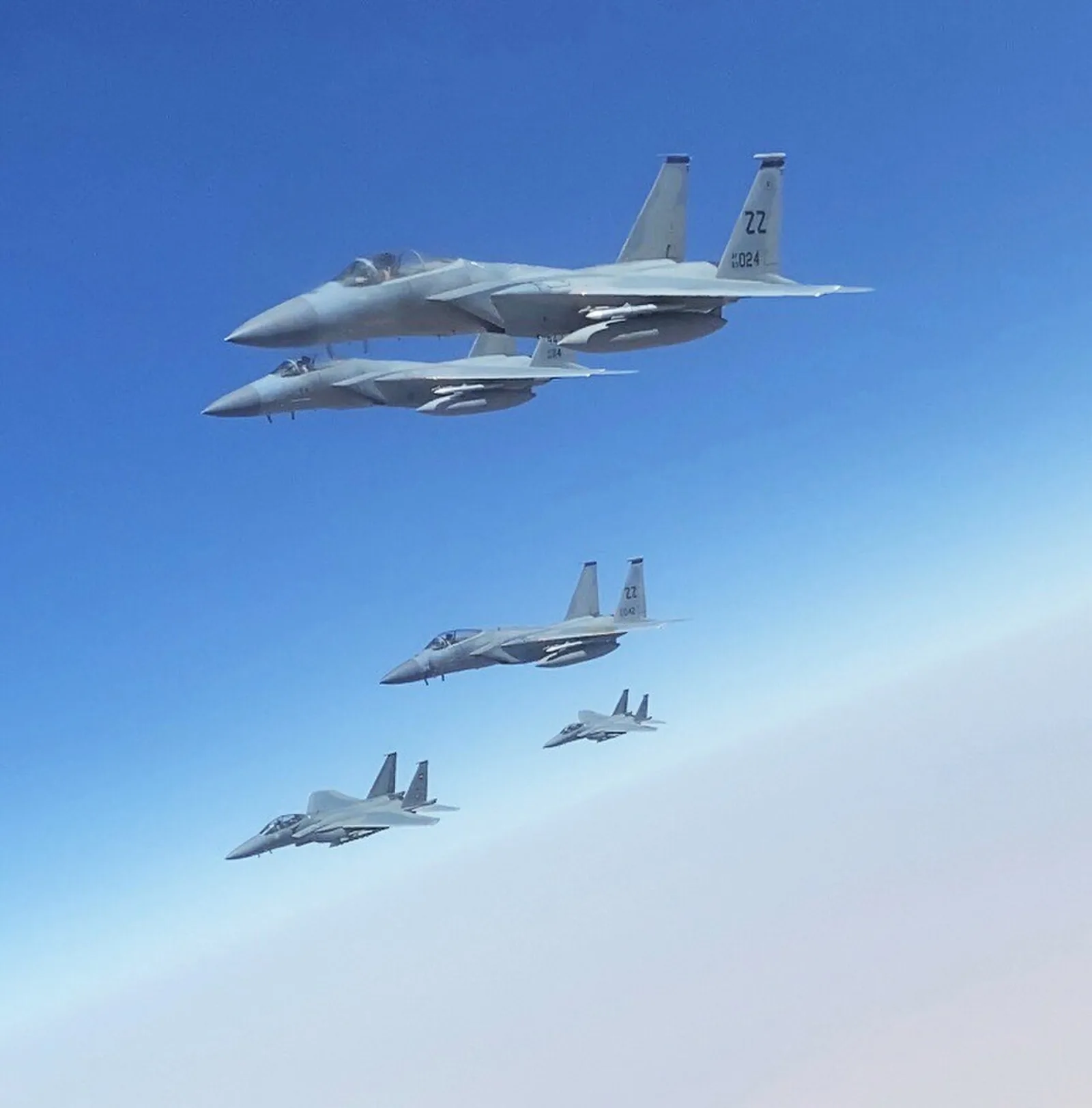 مقاتلات F-15C أمريكية تحلّق بتشكيل مشترك مع مقاتلات F-15SA سعودية فوق الأجواء السعودية