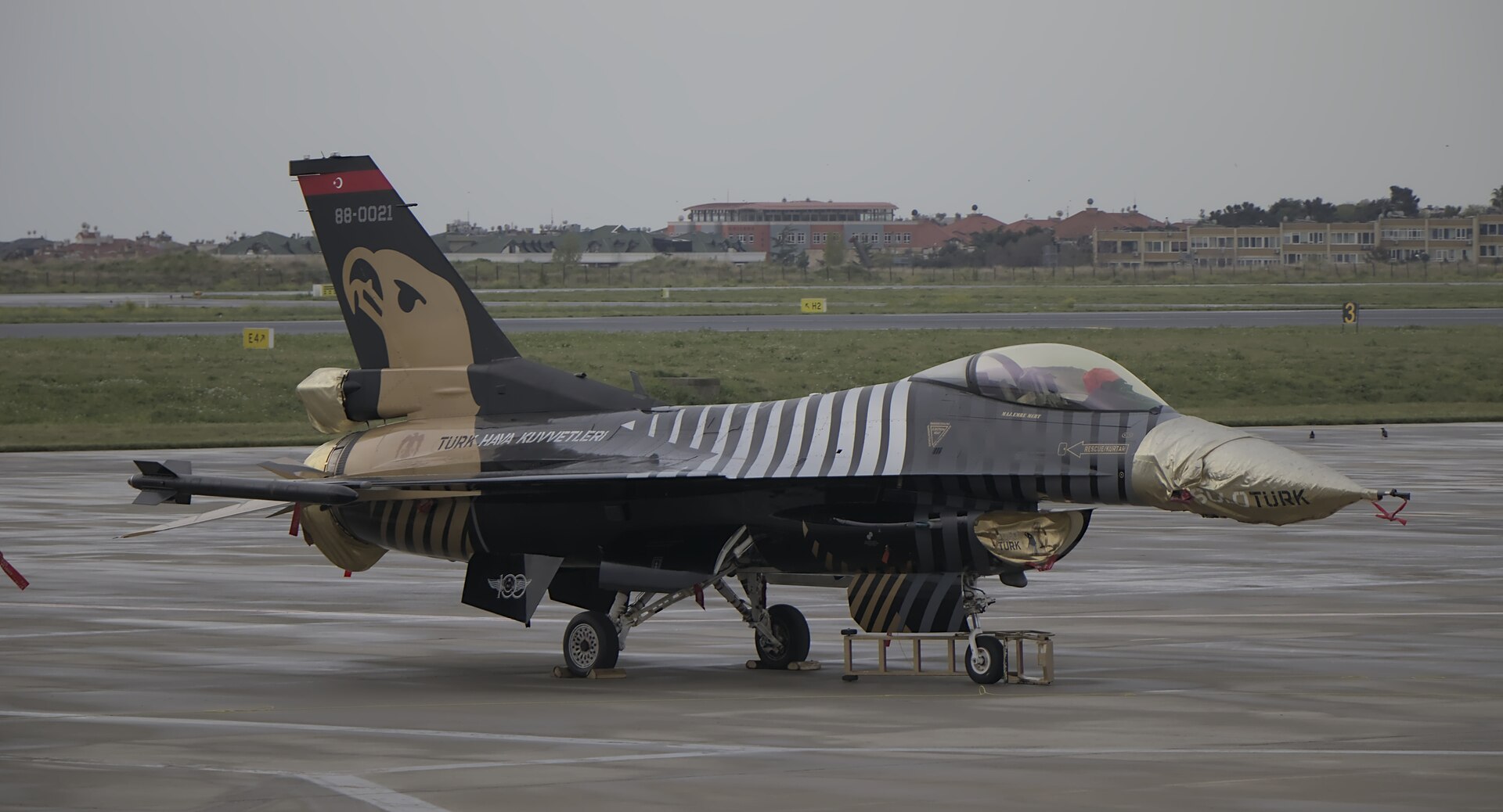 مقاتلة F-16C بألوان فريق سولوتورك التركي للعروض الجوية الفردية