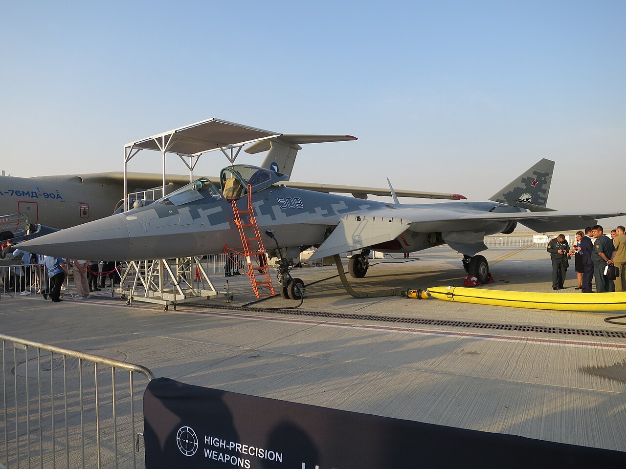 مقاتلة Su-57E التصديرية الروسية في معرض دبي للطيران 2025