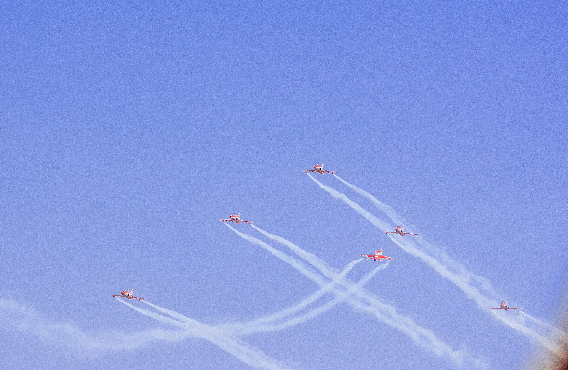 فريق سوريا كيران الهندي بطائرات Hawk Mk.132 خلال عرض جوي