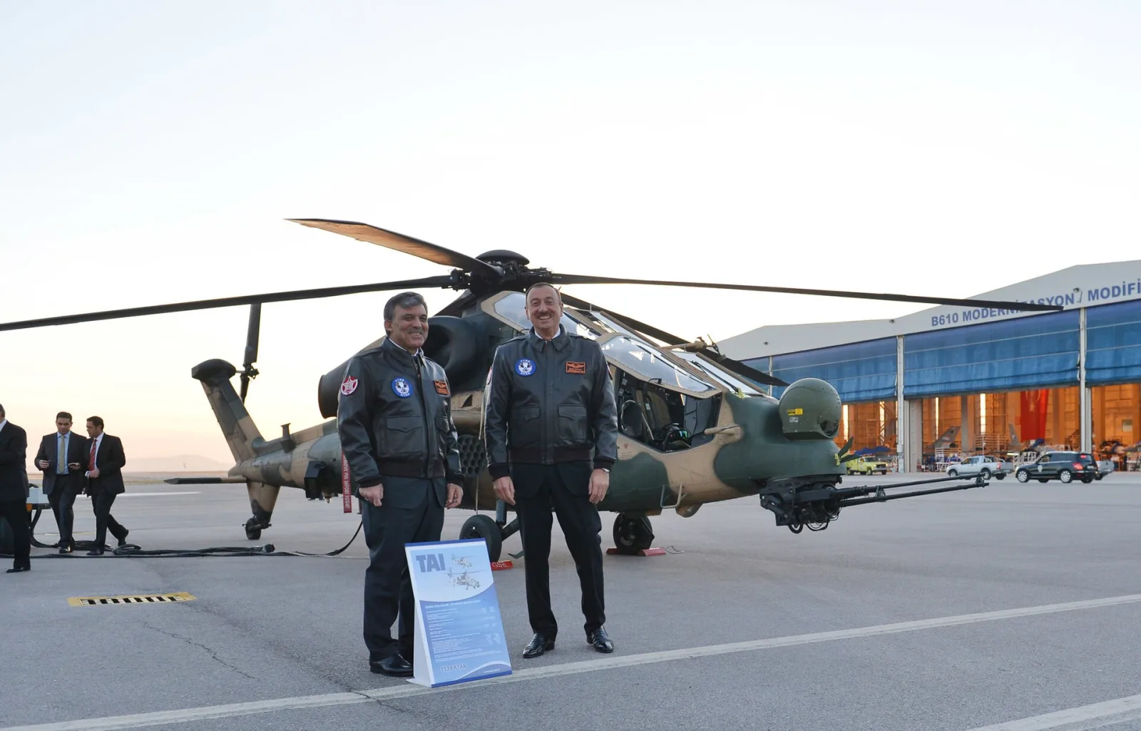رئيسا تركيا وأذربيجان الأسبقان أمام مروحية T129 ATAK في منشأة Turkish Aerospace