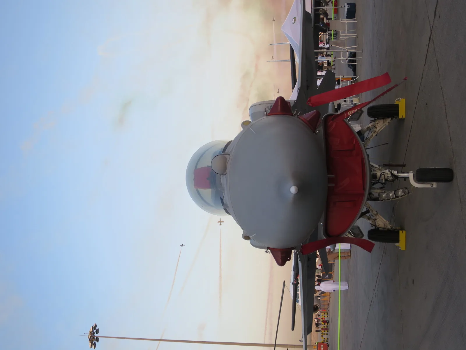 مقاتلة إماراتية من طراز F-16 Block 60 الصقر الصحراوي معروضة في معرض دبي للطيران 2023