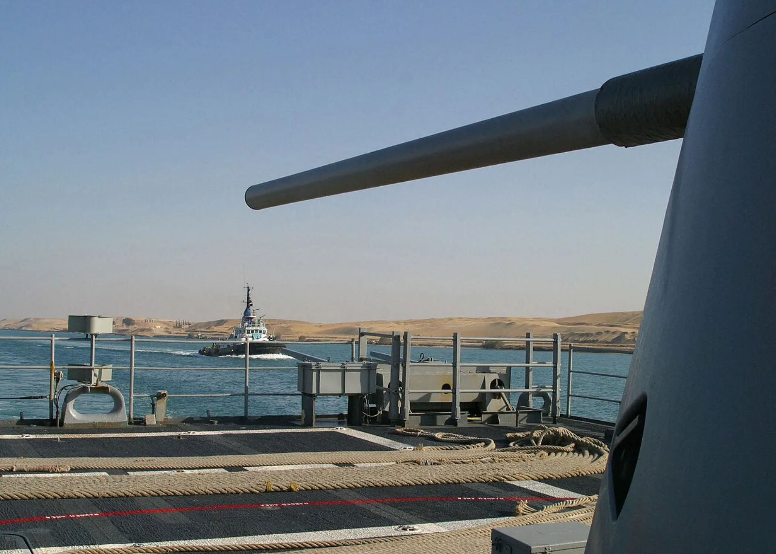 المدمرة الأمريكية USS Deyo من طراز سبرואنس أثناء عبورها قناة السويس باتجاه البحر الأحمر