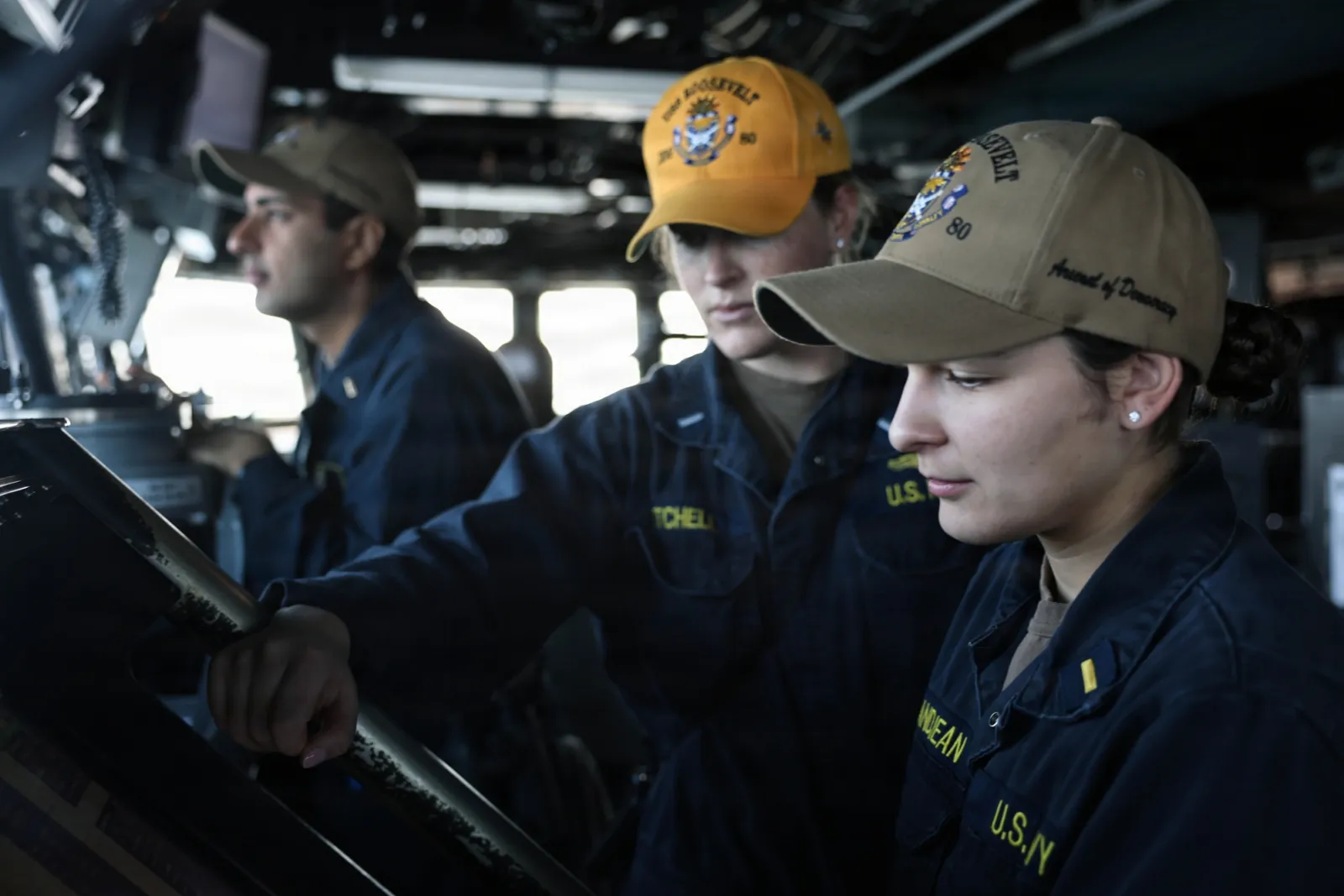 المدمرة الأميركية USS Roosevelt DDG 80 تعبر مضيق باب المندب