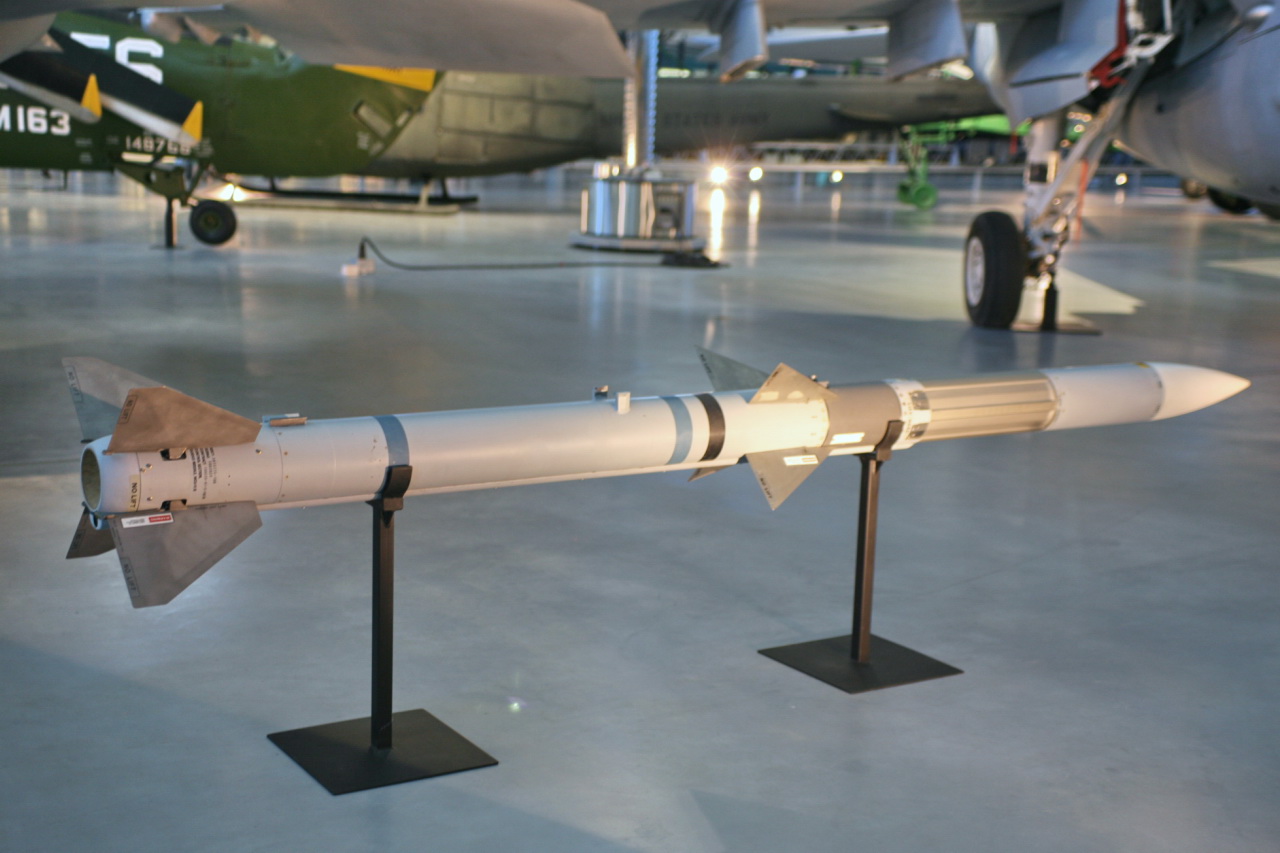 رسم توضيحي لمكونات صاروخ جو-جو من طراز AIM-120 AMRAAM