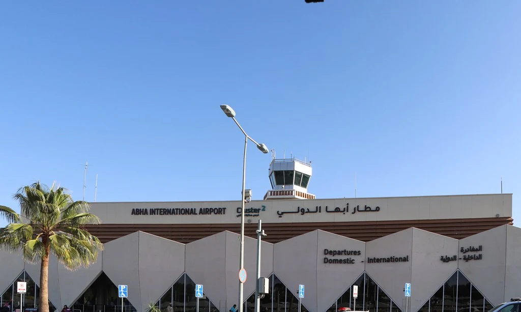 واجهة مبنى مطار أبها الدولي وبرج المراقبة في منطقة عسير