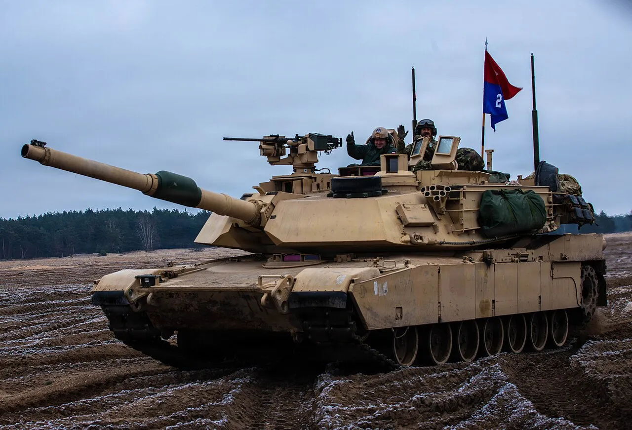 قائد بولندي يطلق النار من دبابة M1A2 Abrams الأمريكية للمرة الأولى خلال التدريب