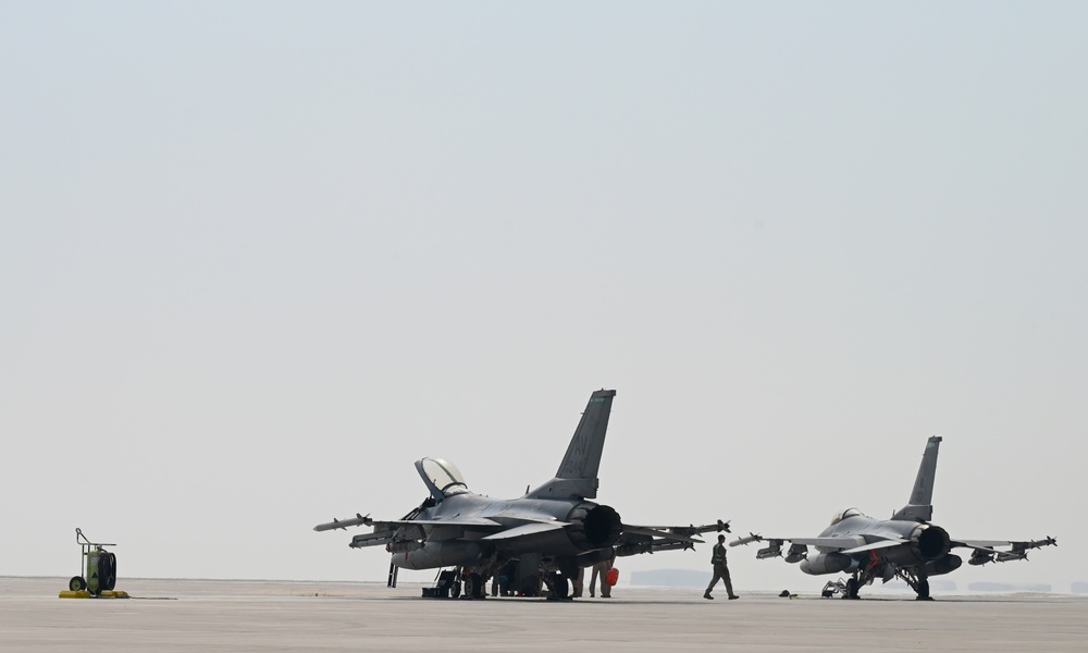 مقاتلتا F-16 أمريكيتان تصلان إلى قاعدة الظفرة في الإمارات