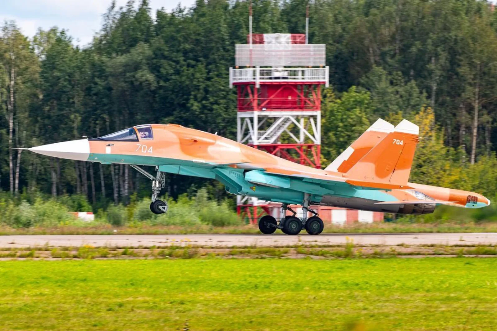قاذفة مقاتلة Su-34 تابعة للقوات الجوية الجزائرية