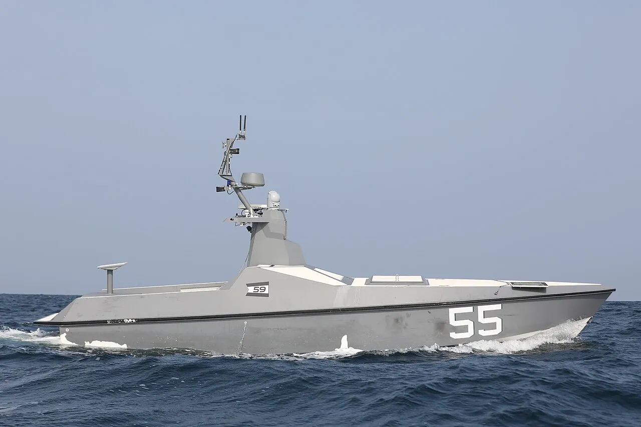 زورق Arabian Fox MAST-13 المسيّر التابع لفرقة العمل 59 الأمريكية يقوم بمهمة استطلاع في الخليج العربي