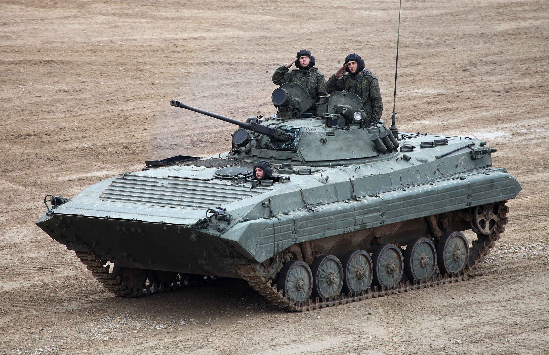 كم عدد مدرعات BTR-80 وBMP-2 في الجزائر؟ الأنواع والأعداد وأحدث التحديثات